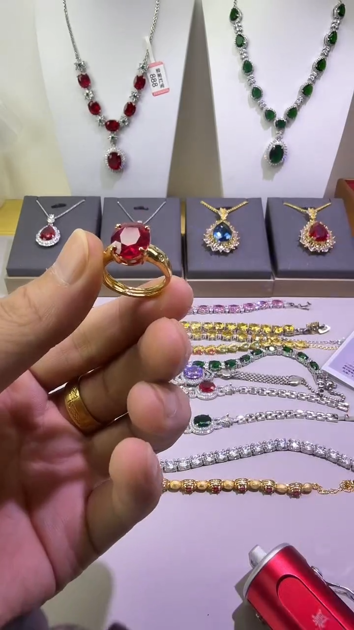 18K金镶嵌戒指红宝石203