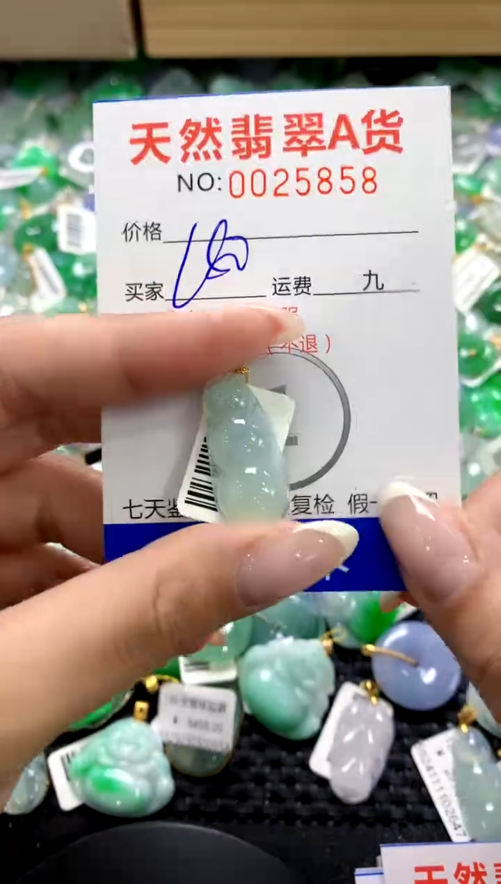 翡翠18K金镶嵌颈饰1111111111111111