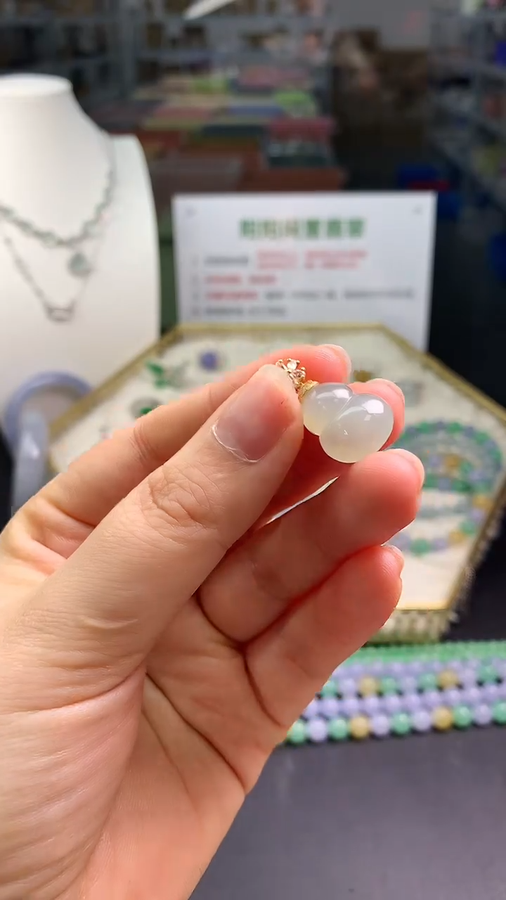 【闪购商品】翡翠颈饰18K金镶嵌翡翠葫芦|不退不换