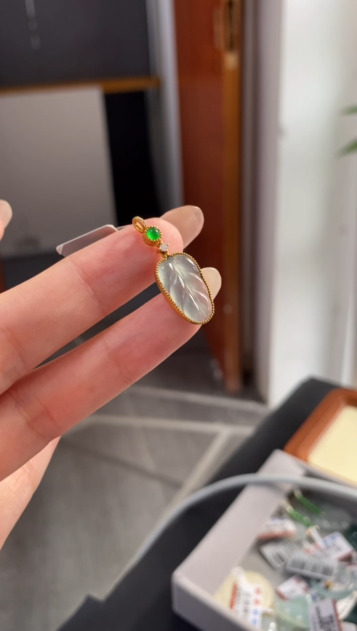 颈饰18K金镶嵌翡翠吊坠