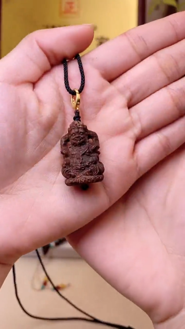 【闪购商品】沉香木吊坠野生芽庄雷料白棋雕刻黄财神锁骨链