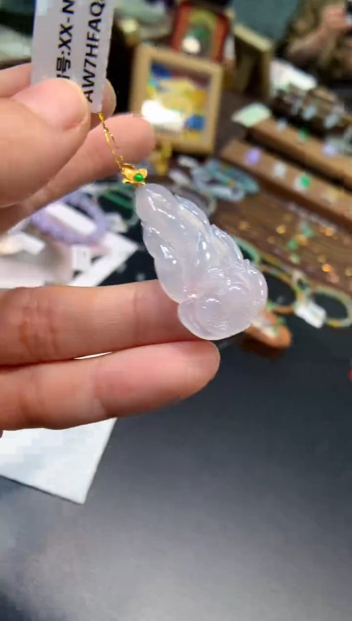 颈饰18K金镶嵌翡翠九尾狐