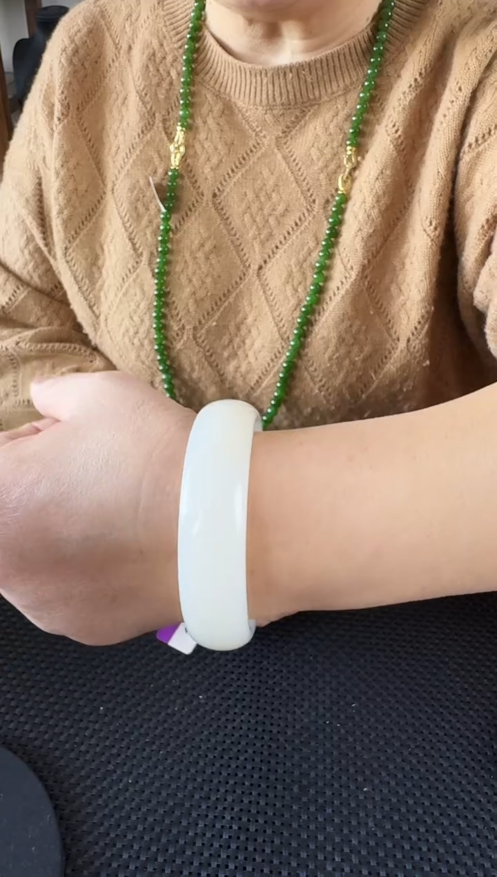 【闪购商品】和田玉手镯未镶嵌约63MM