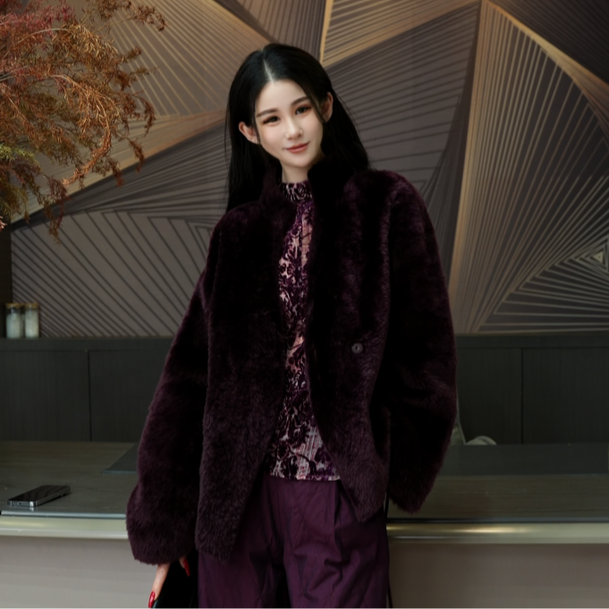 【梅紫绒雾】拉贡皮毛一体 时尚新品舒适女款51P-5338外套61cm 130g