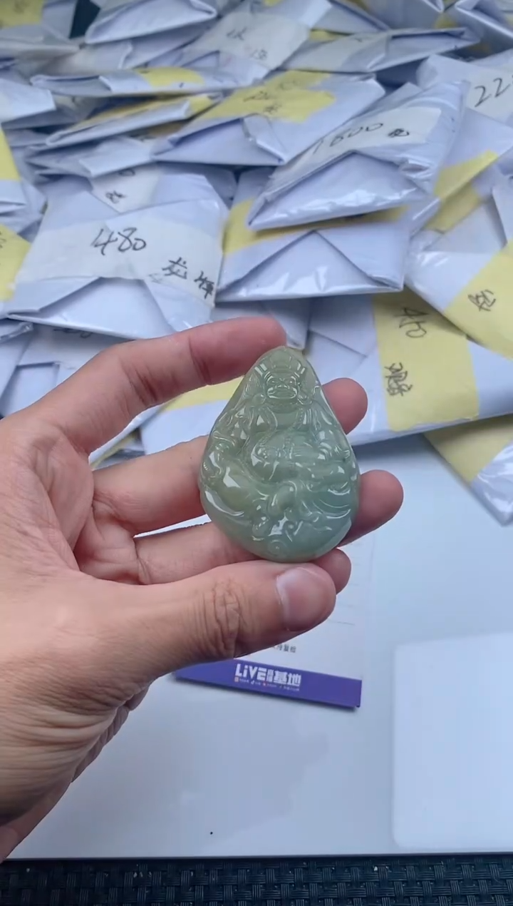 翡翠未镶嵌颈饰         