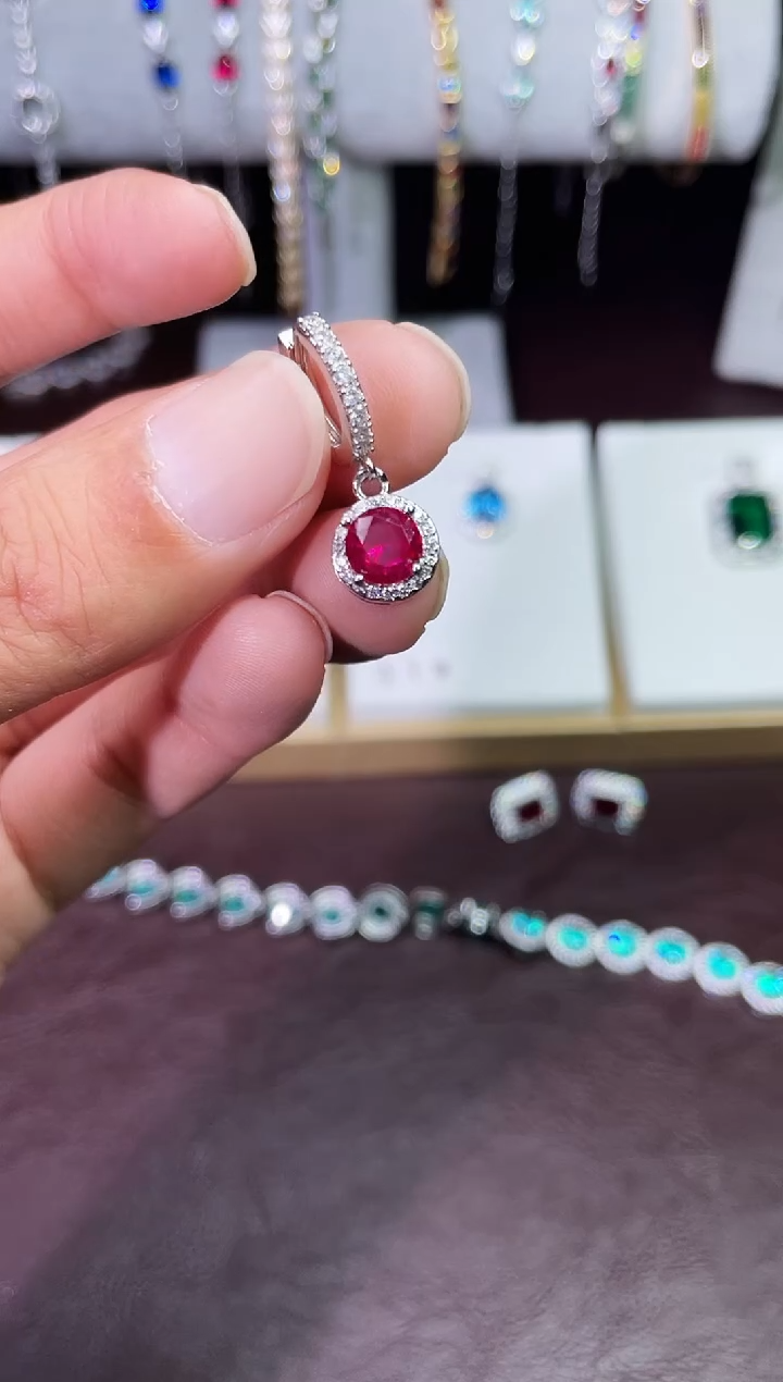 足铂镶嵌合成（培育）红宝石耳饰红宝耳扣