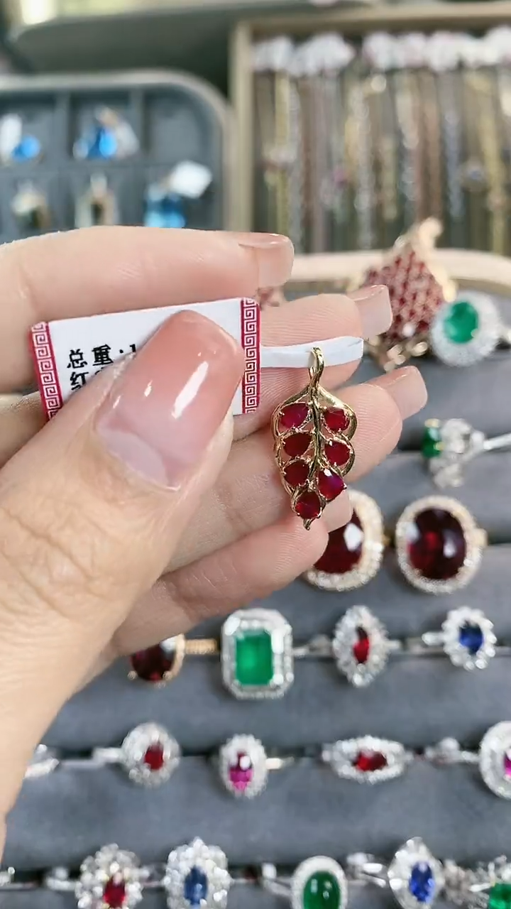 【闪购商品】红宝石吊坠18K金镶嵌18K金镶嵌红宝石吊坠