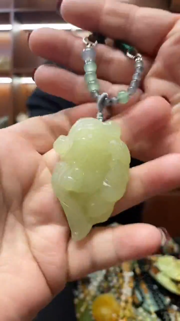 未镶嵌蛇纹石玉吊坠     