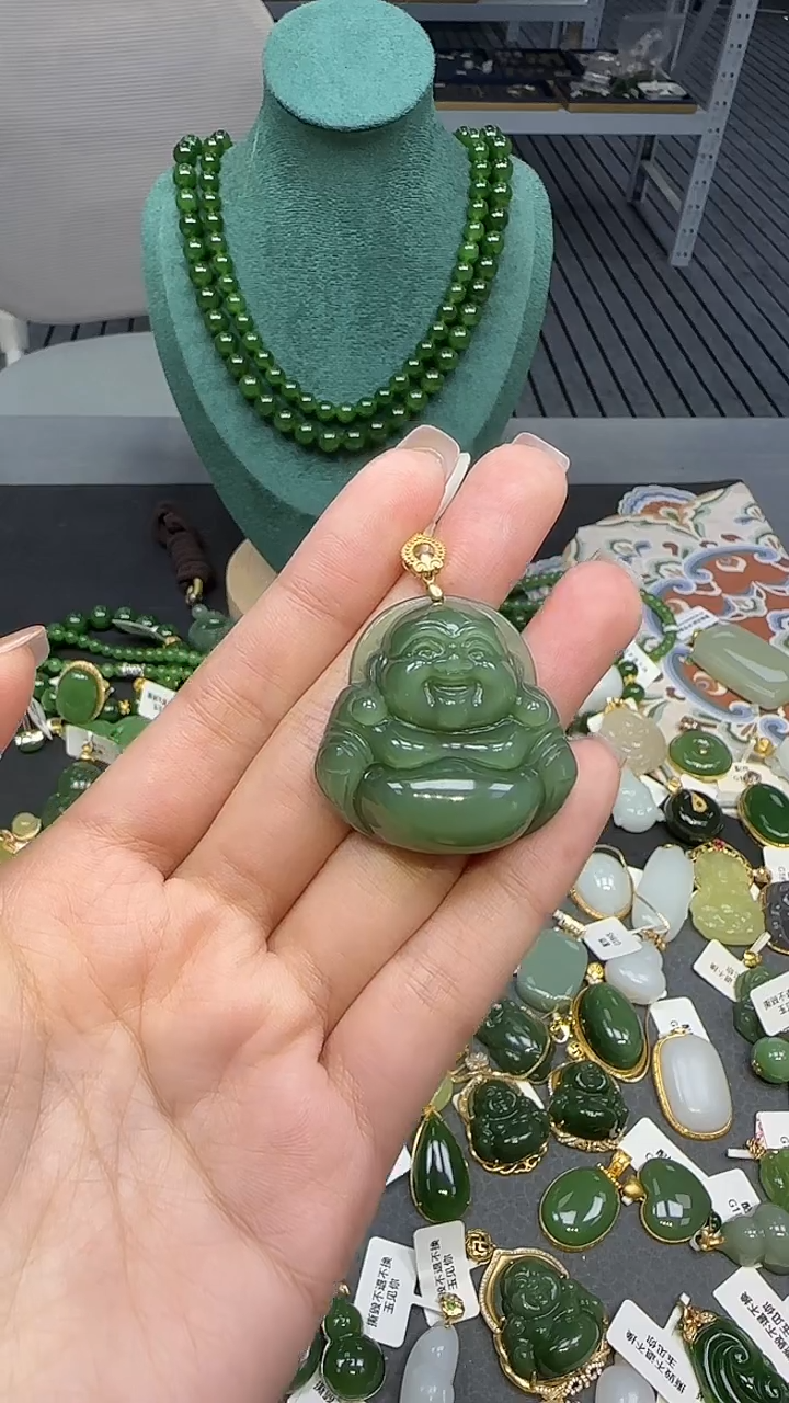 18K金镶嵌和田玉挂件1