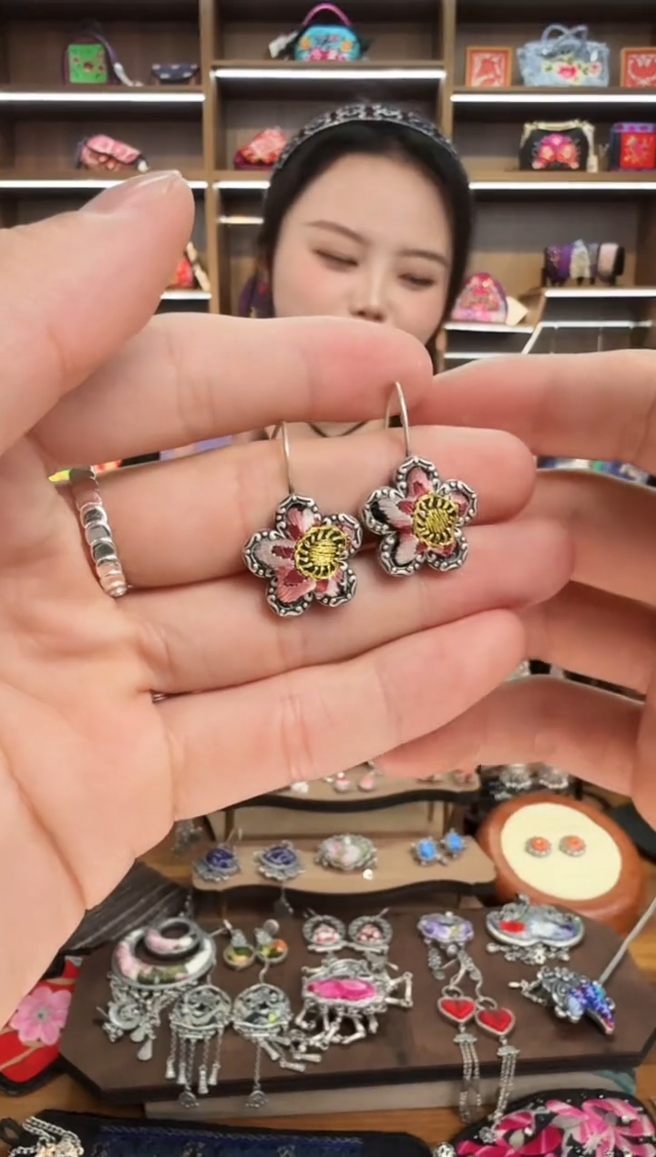 【闪购商品】织绣97蒙阿苏苗绣传承