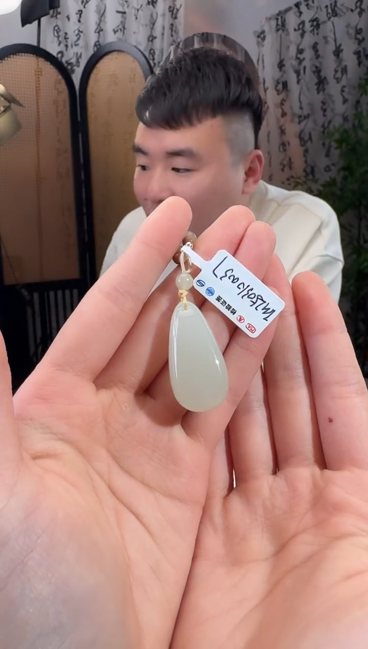 和田玉未镶嵌颈饰水滴无事牌   p