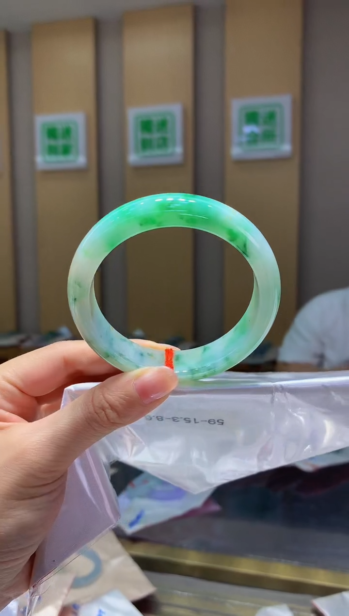 翡翠手镯未镶嵌-Q111圈口59