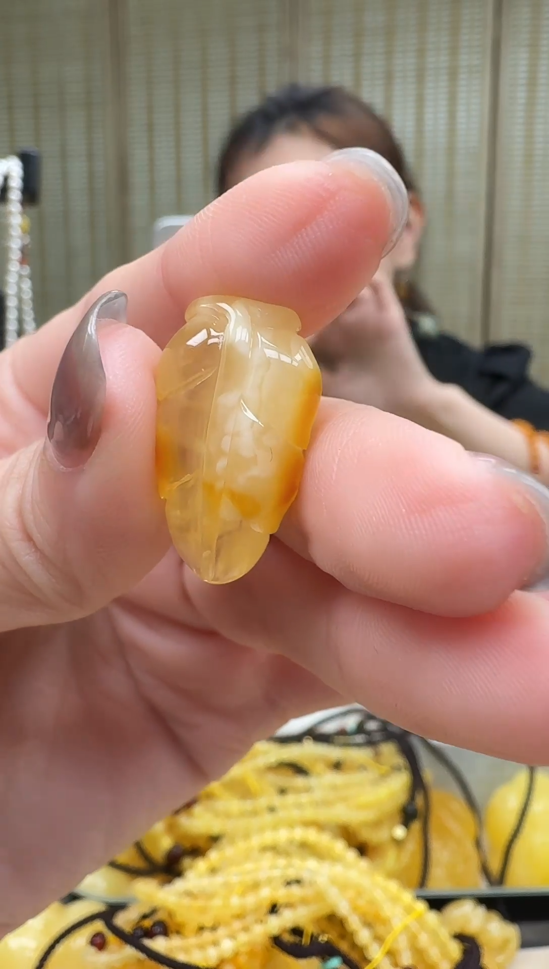 未镶嵌琥珀裸石如图