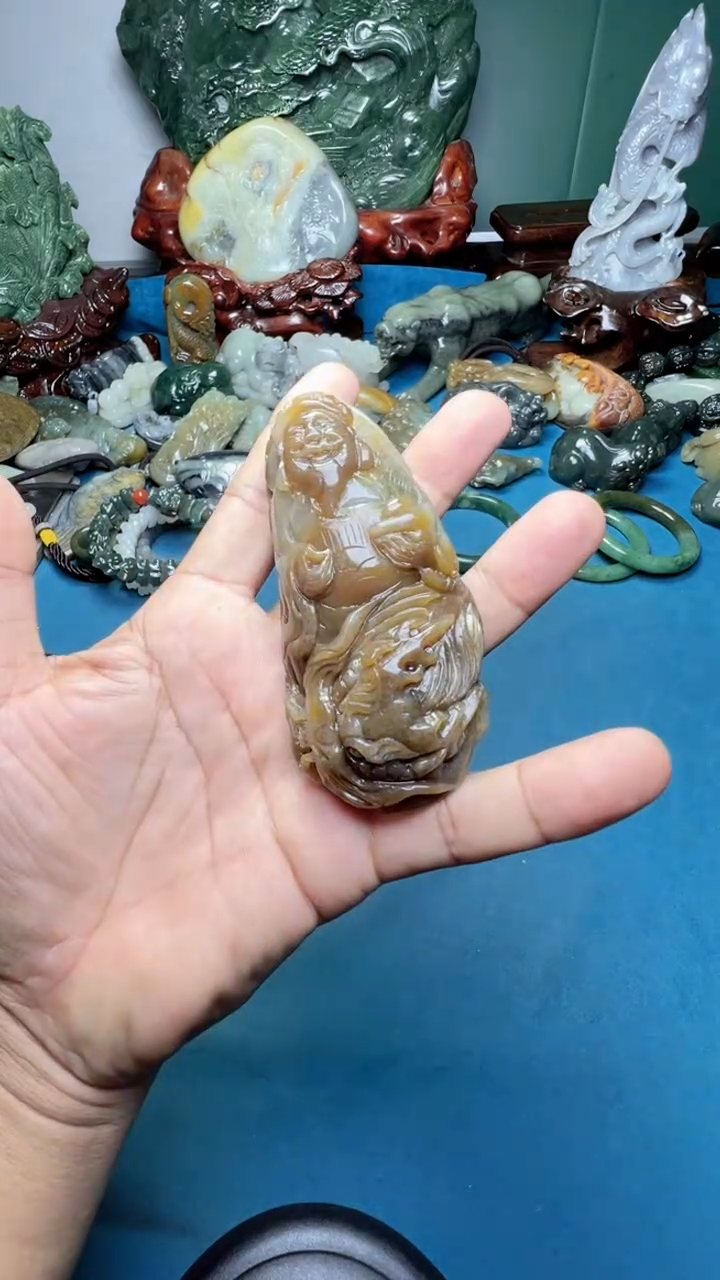 和田玉未镶嵌把件.