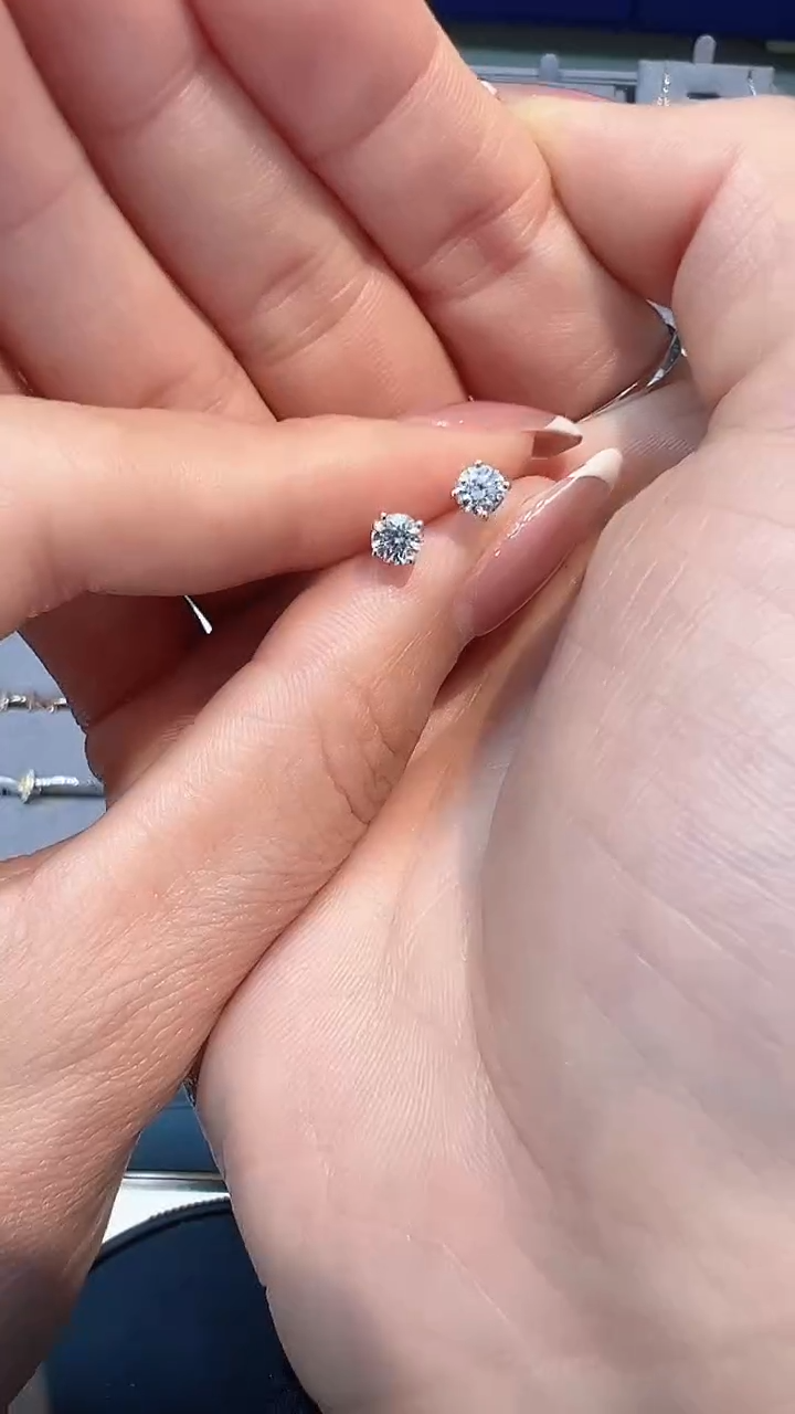 【闪购商品】50分耳钉18K金镶嵌钻石.