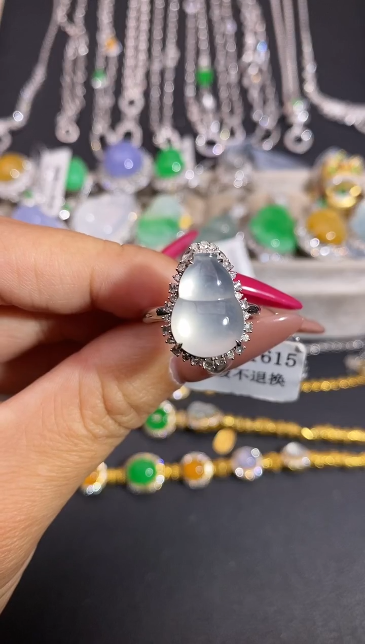 颈饰18K金镶嵌翡翠戒指