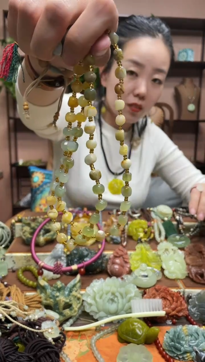 未镶嵌岫玉颈饰曼**华多样性发货发其中之一
