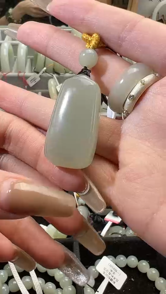 【闪购商品】和田玉吊坠(赠链)未镶嵌且末料青白玉随性吊坠18.8克