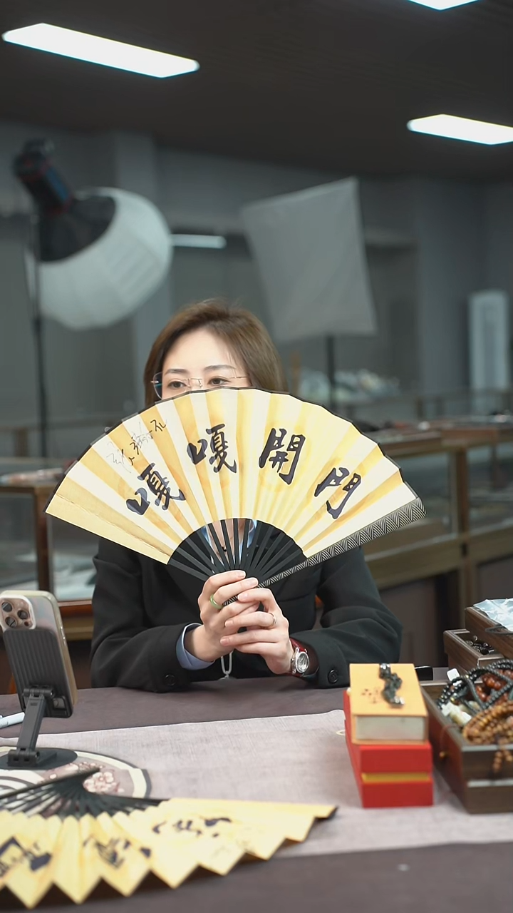 扇子刘**返嘎嘎开门扇子唇印的