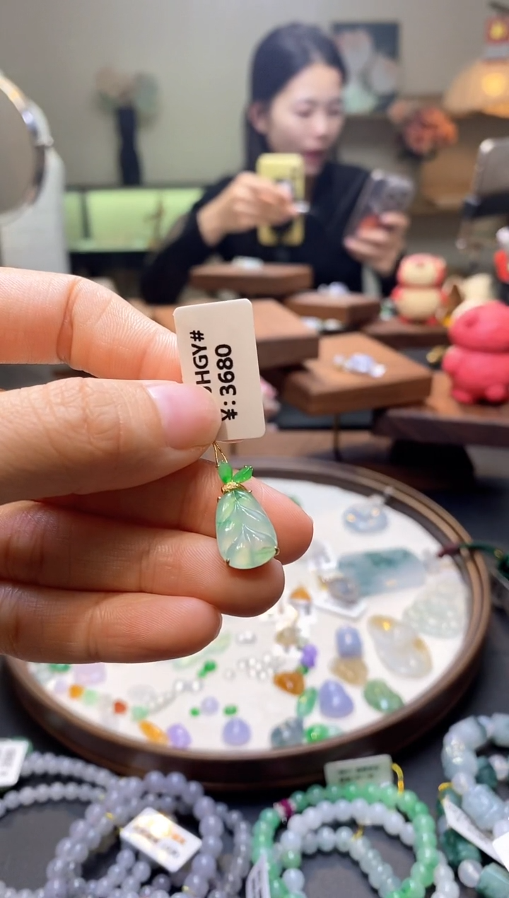 【闪购商品】翡翠18K金镶嵌颈饰叶子