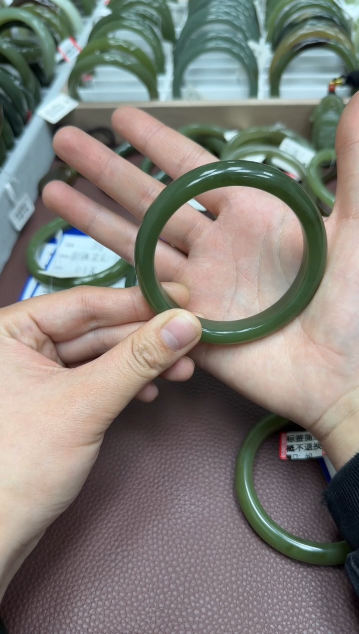 【闪购商品】和田玉手镯未镶嵌天然和田玉有天然结构