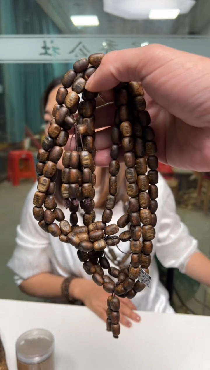 【闪购商品】沉香手串32克蓝宝石留疤手串多样性发货1条