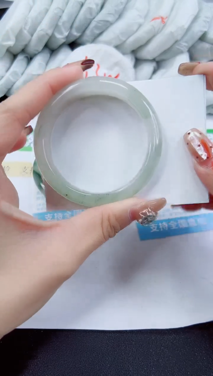 【闪购商品】石英质玉手镯未镶嵌199