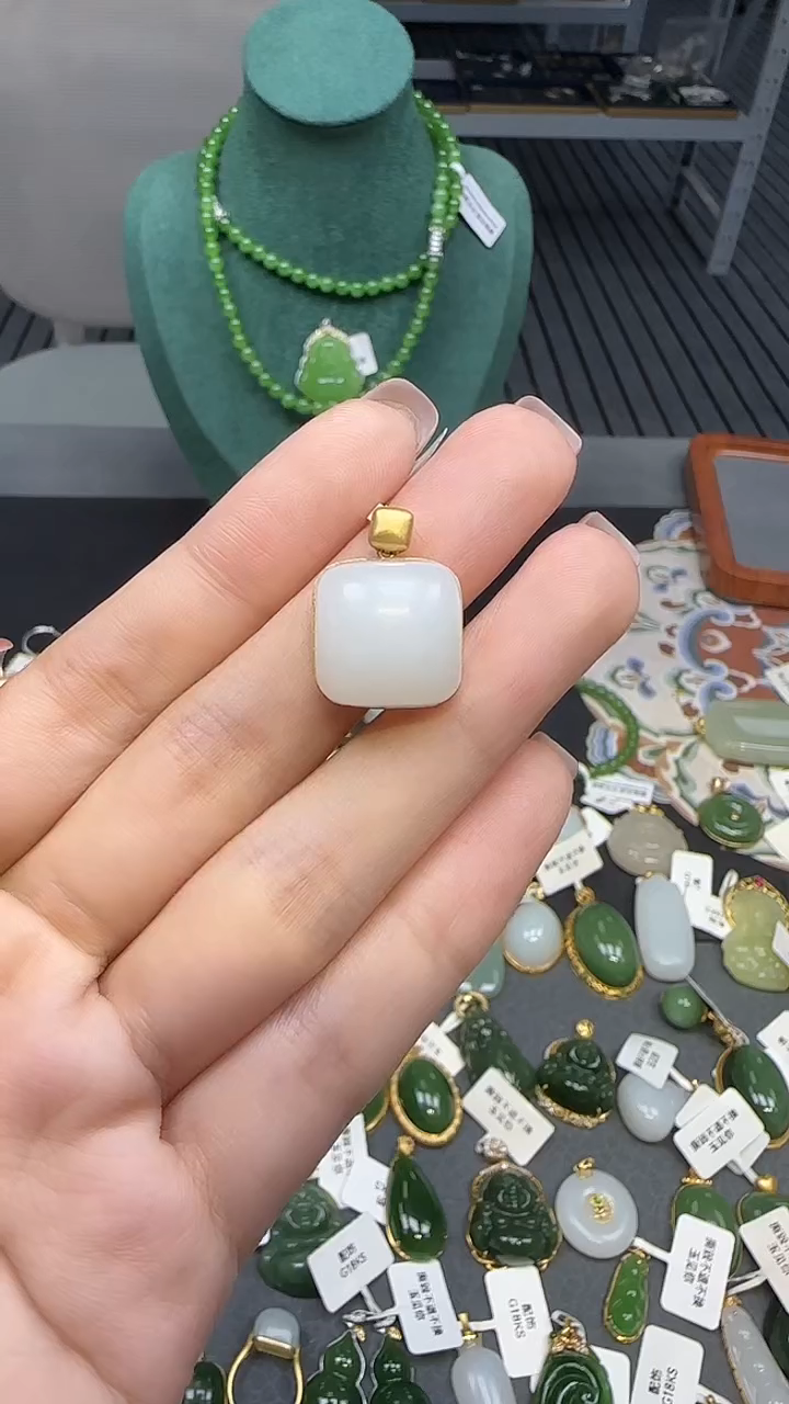 18K金镶嵌和田玉挂件1