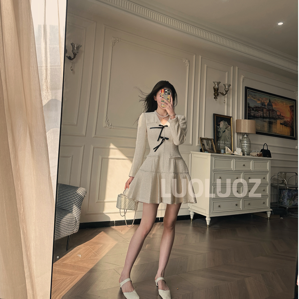 LUOLUOZ【春溪流韵】高级感气质V领百褶短款收腰连衣裙Cc028