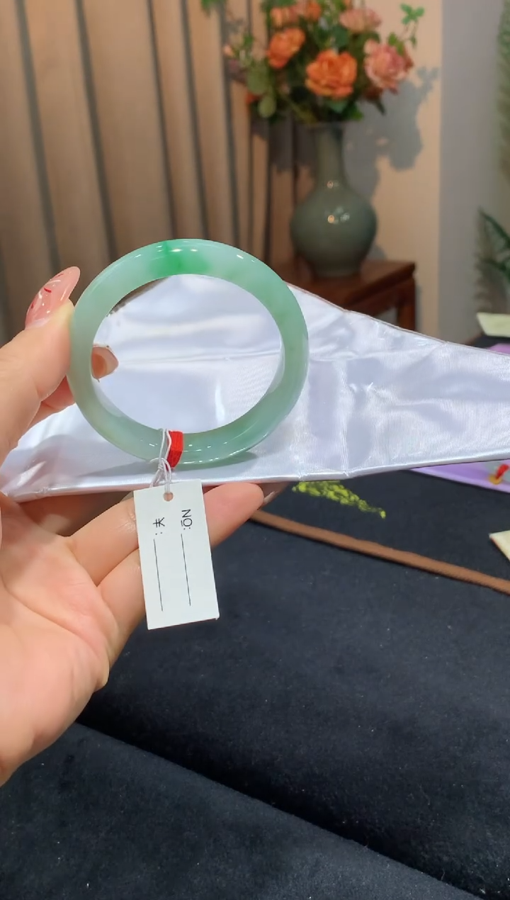 【闪购商品】翡翠手镯未镶嵌胶润绿底翡翠手镯