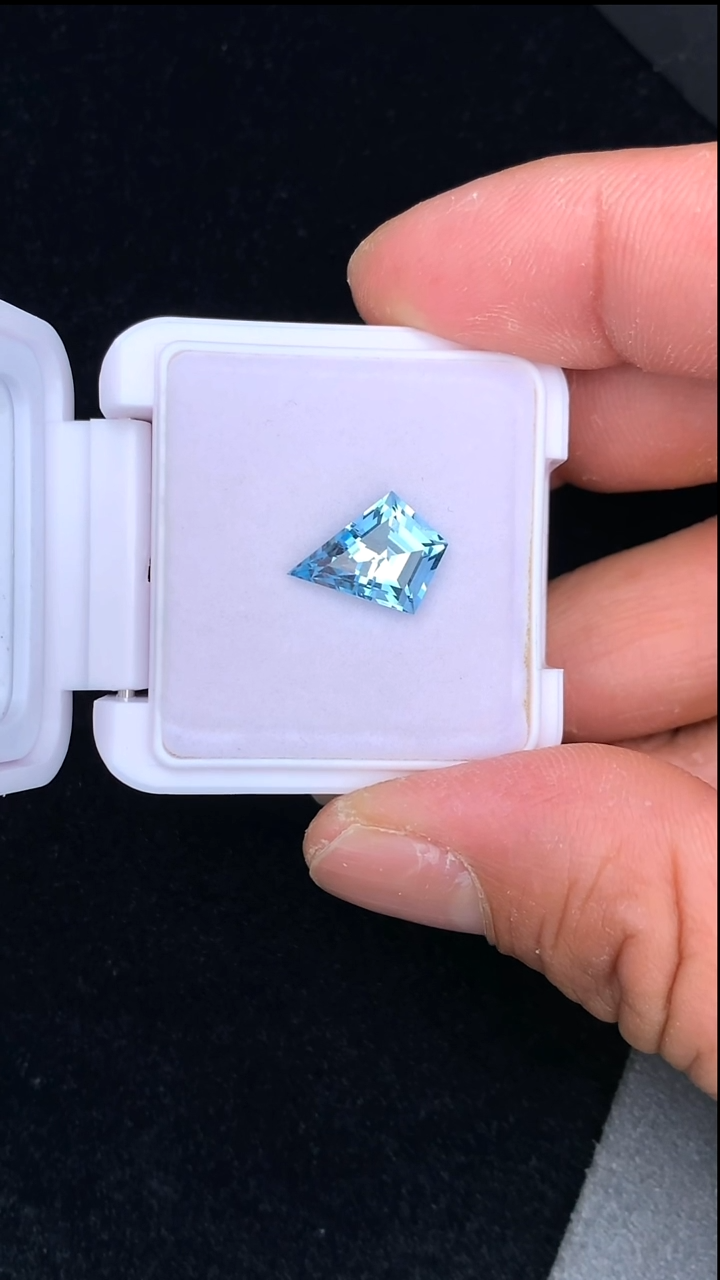 【闪购商品】海蓝宝石裸石未镶嵌3.06克拉