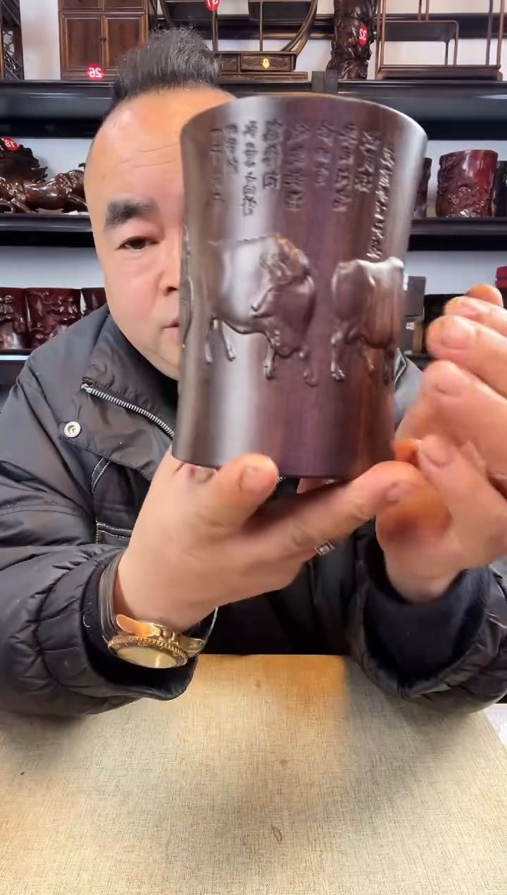 木老李红木工艺品小号五牛笔筒