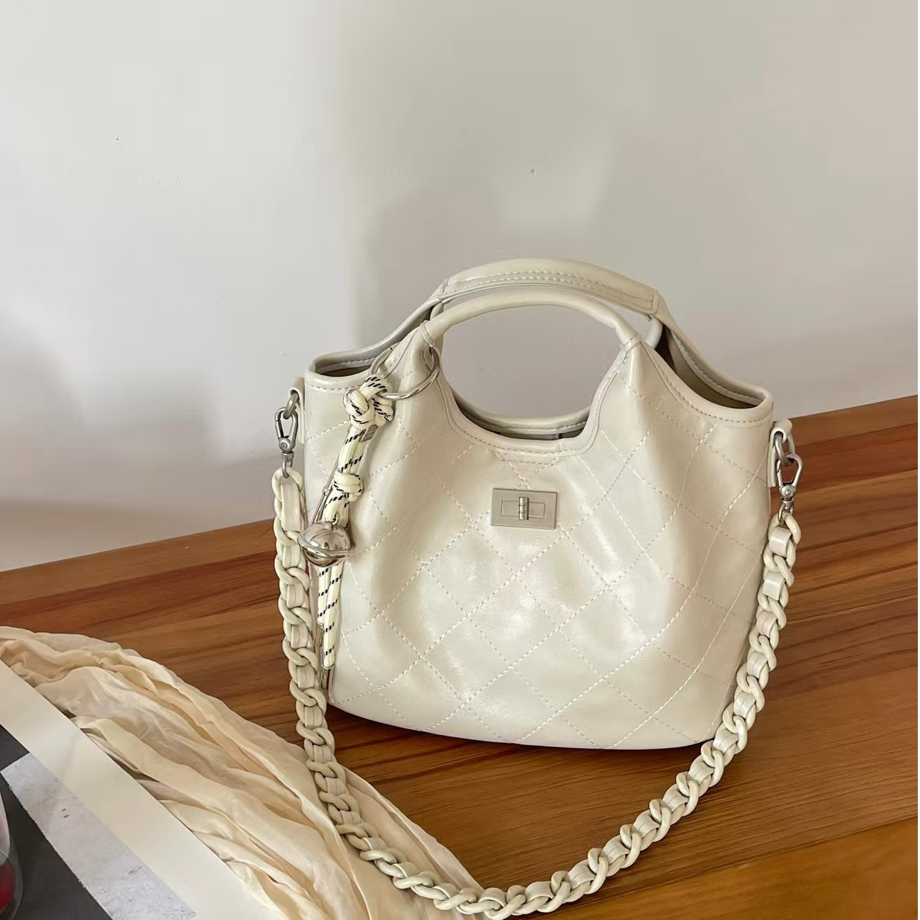 2025秋冬新款腋下潮流复古单肩斜挎包时尚女包 8819