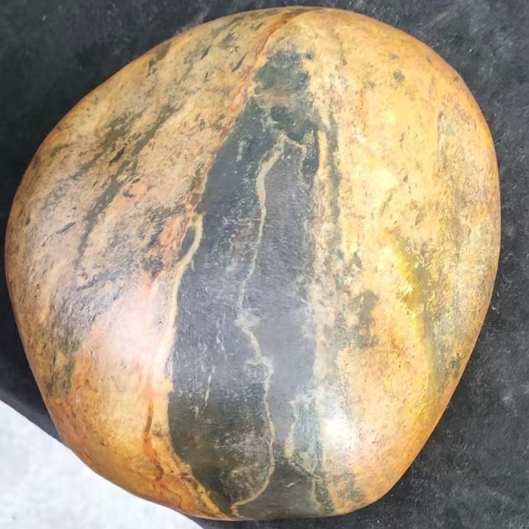 玉龙河黄色的大手把件奇石