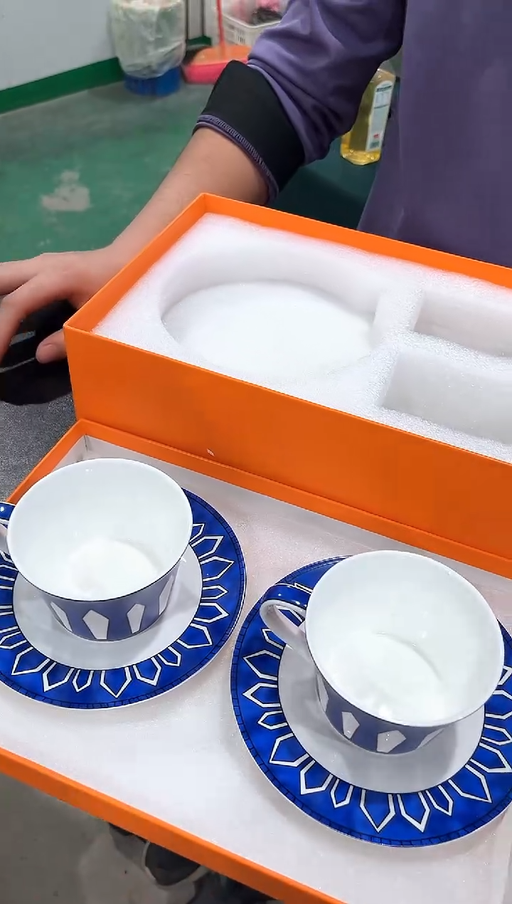 杯子骨瓷（原盒）咖啡杯碟套（两杯两碟）