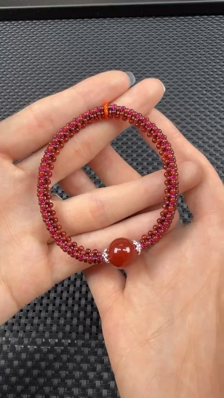 颈饰未镶嵌石榴石手串