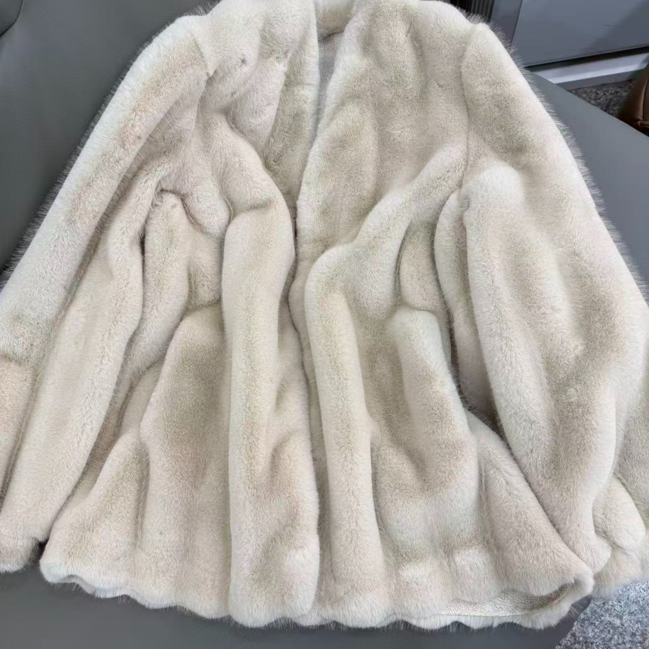 2025冬新款轻奢环保毛毛外套女软糯慵懒V领短款上衣