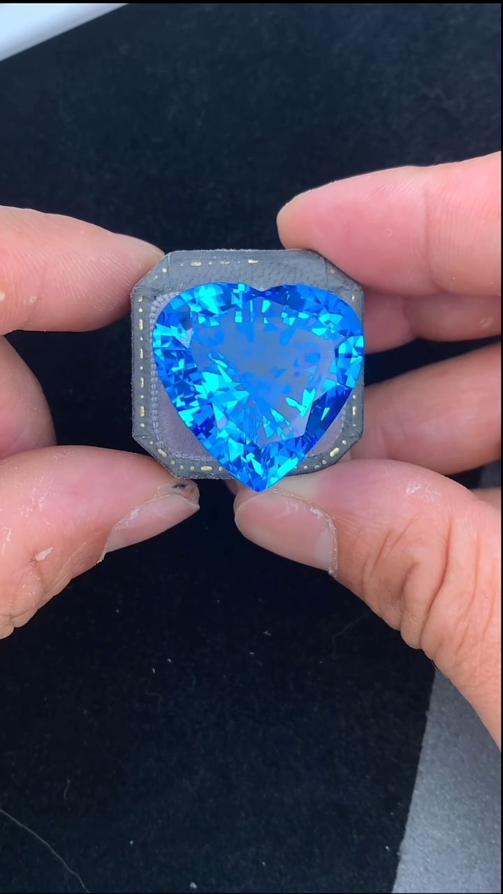 未镶嵌裸石托帕石63.48克拉