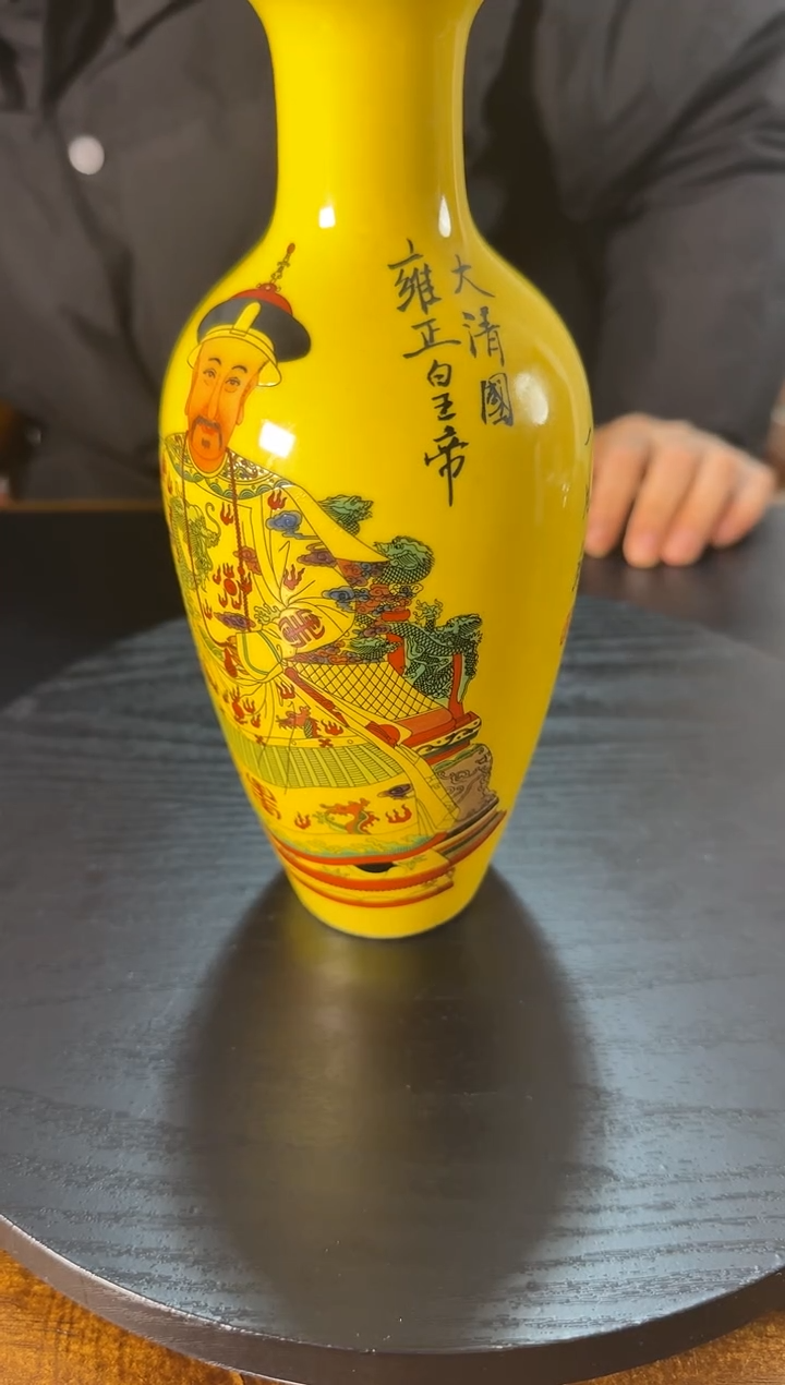 摆件瓷黄釉人物相花瓶