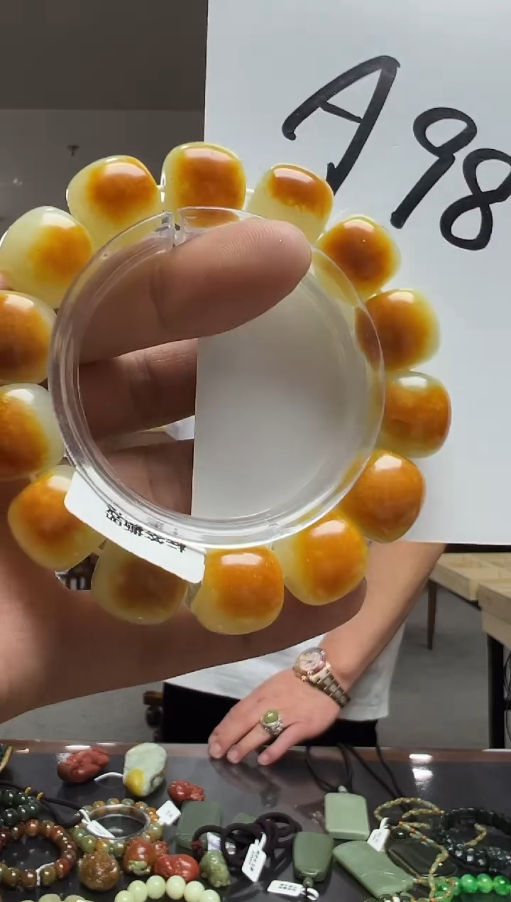 未镶嵌手链透闪石质玉精品老型手串