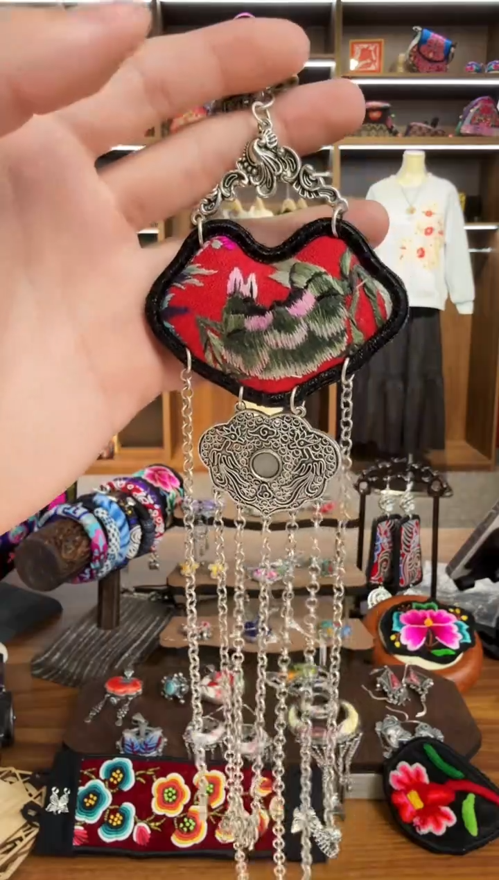 【闪购商品】织绣145蒙阿苏苗绣传承