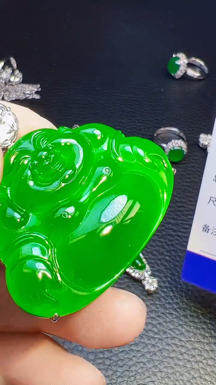 颈饰18K金镶嵌翡翠芥*翡翠