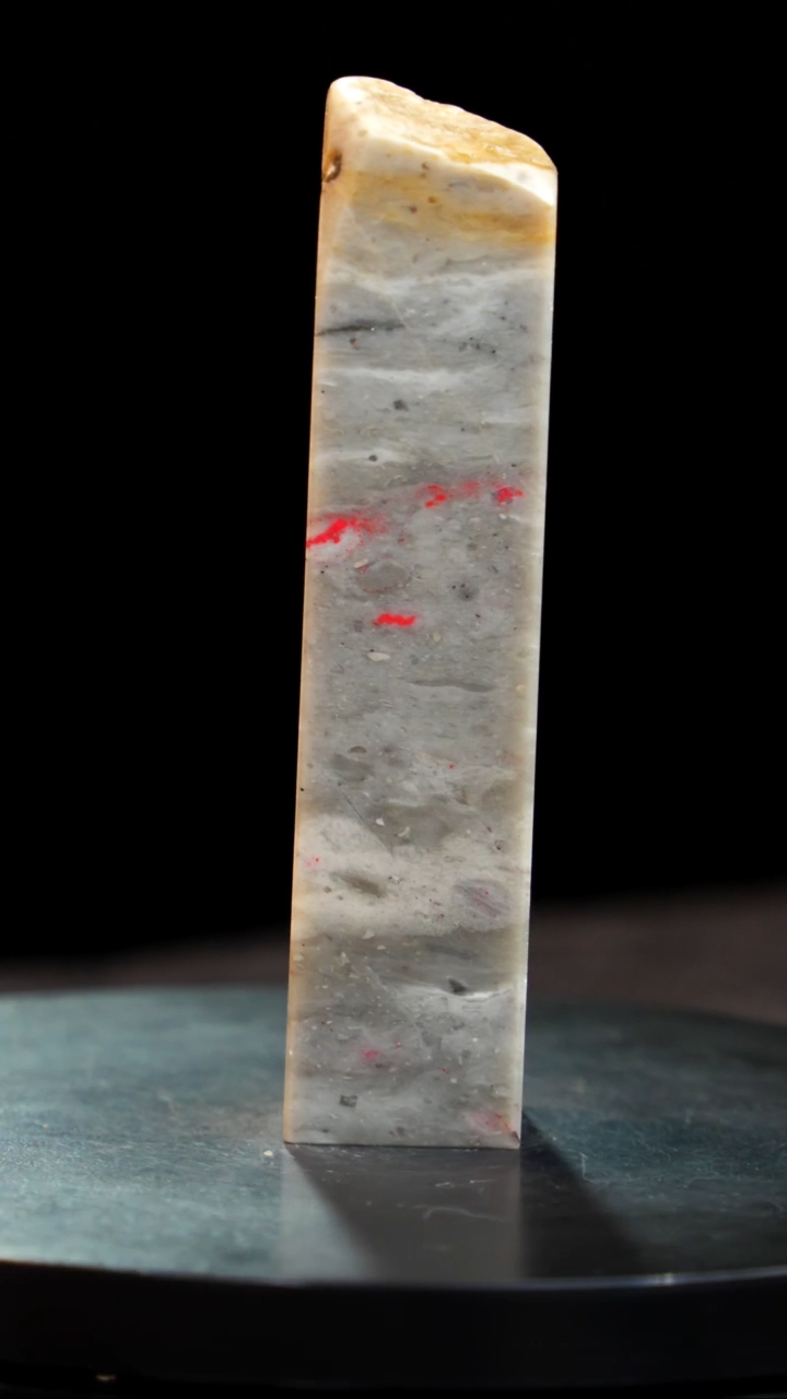 昌化石牛角鸡血石