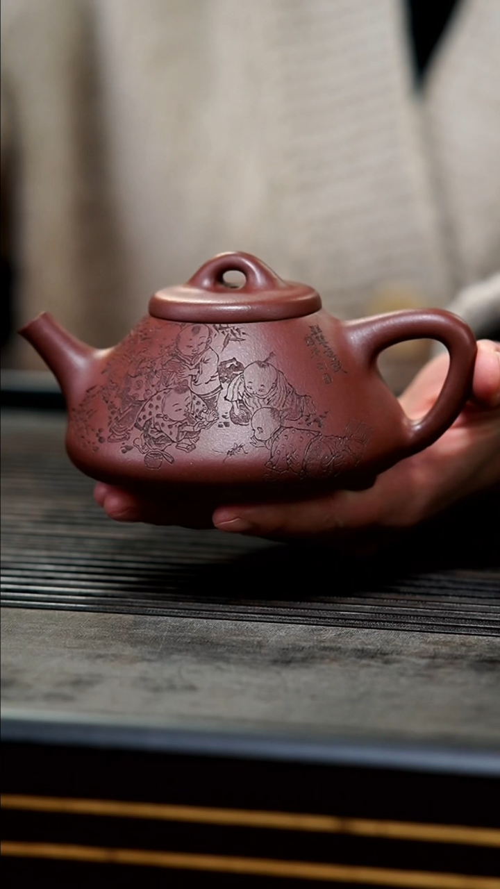 【闪购商品】紫砂茶壶藏级双国工合作款底槽清子冶满刻群婴嬉戏图