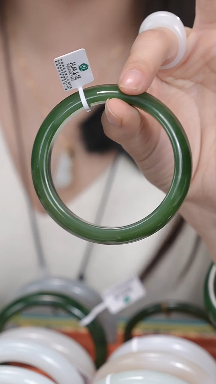 未镶嵌手镯和田玉小*子1