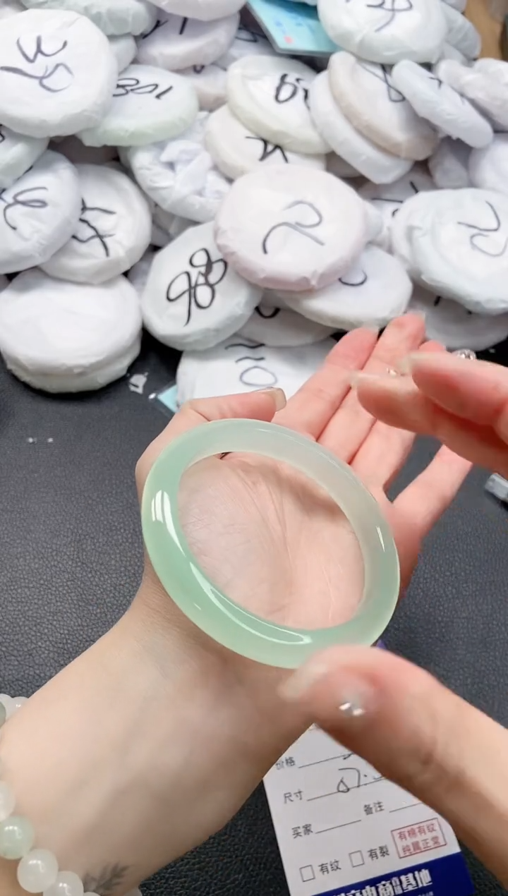 【闪购商品】石英质玉手镯未镶嵌 4L106-57