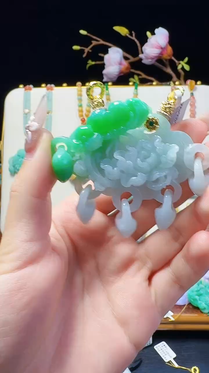 翡翠未镶嵌颈饰如意锁