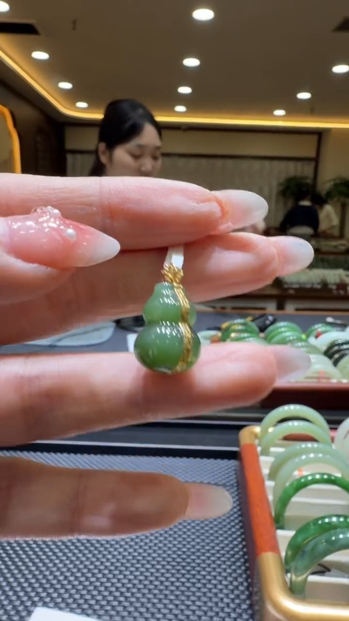 颈饰18K金镶嵌和田玉挂件