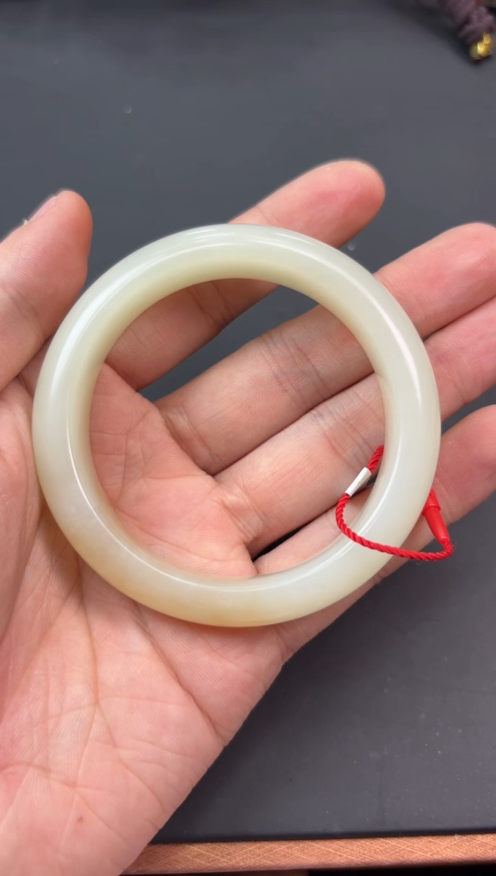 【闪购商品】和田玉手镯未镶嵌且末金山微色差56