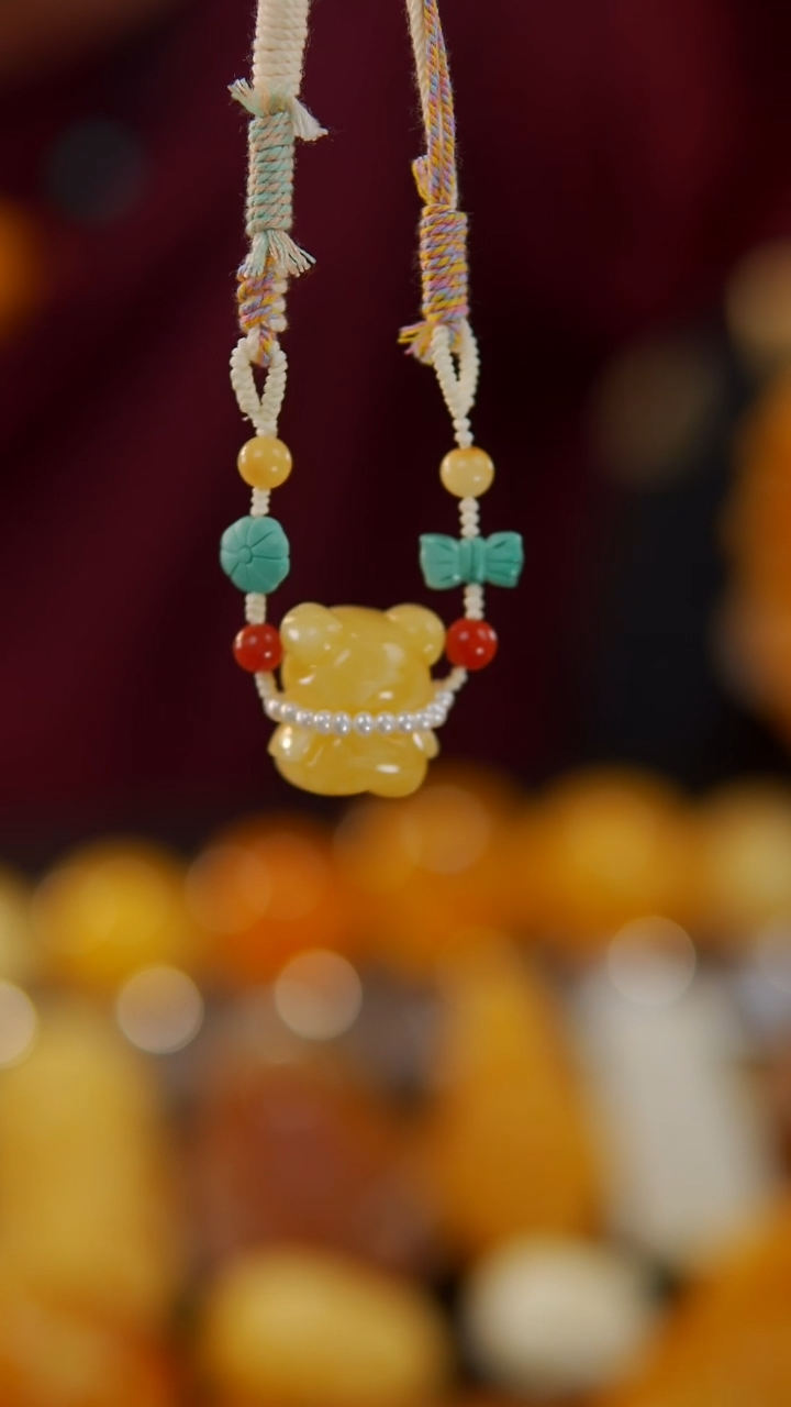 【闪购商品】蜜蜡裸石未镶嵌俄料黄白花小熊吊坠3.88